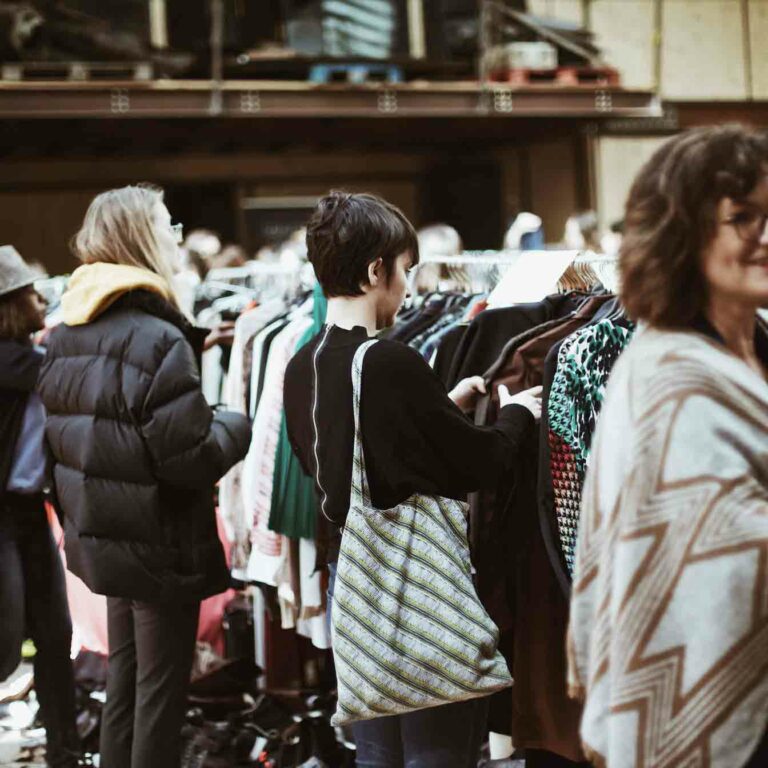 Photo de Vide dressing géant à Lille Violette Sauvage au Gymnase