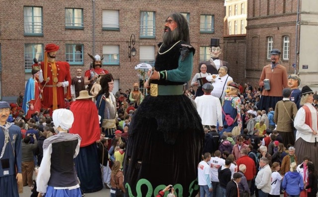 La foire aux manèges de printemps est de retour à Lille Défilé des géants