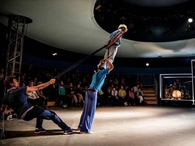 10 un loup pouyr l'homme dans l'espace cirque img 9860 ©fabiendebrabandere moyenne moyenne