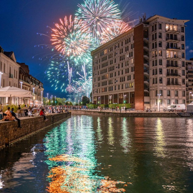 feu feux d'artifice 14 juillet fête nationale - image libre de droit