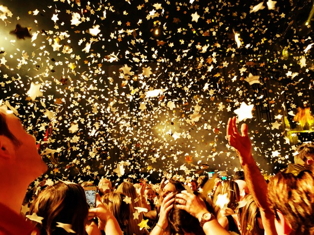 confettis fête gens 