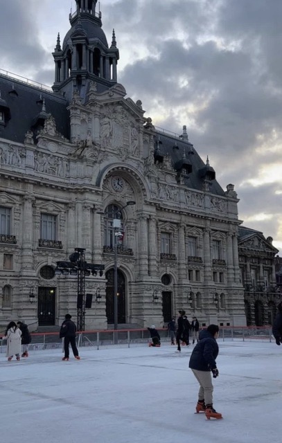 La patinoire sur la Grand-Place de Roubaix, à côté de Lille