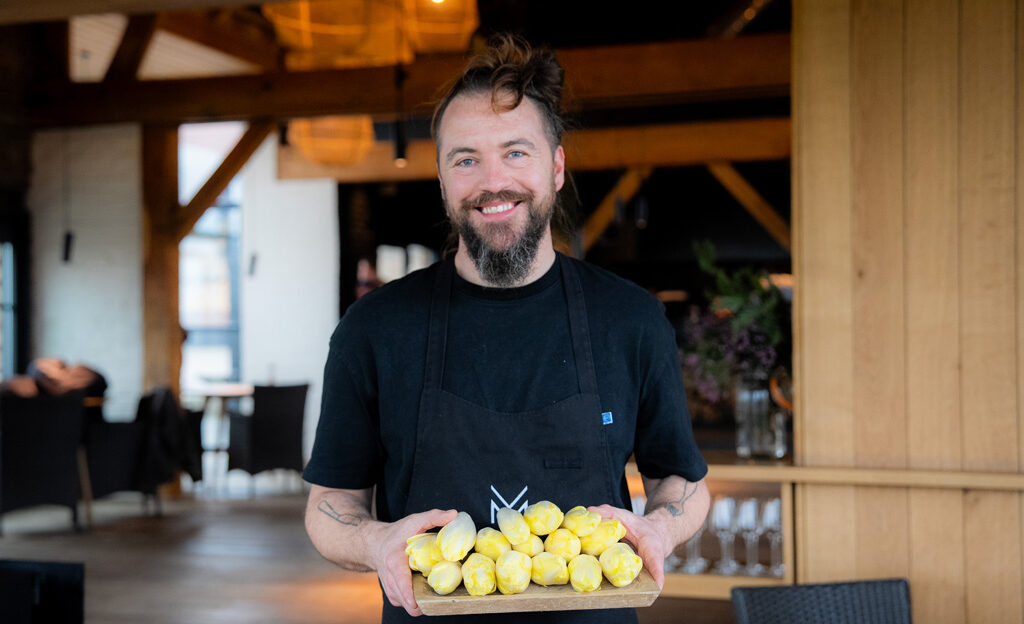 Florent Ladeyn, parrain de la soirée "Des chicons pour nos nichons", à côté de Lille