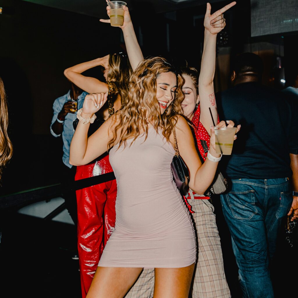 femmes dansent soirée