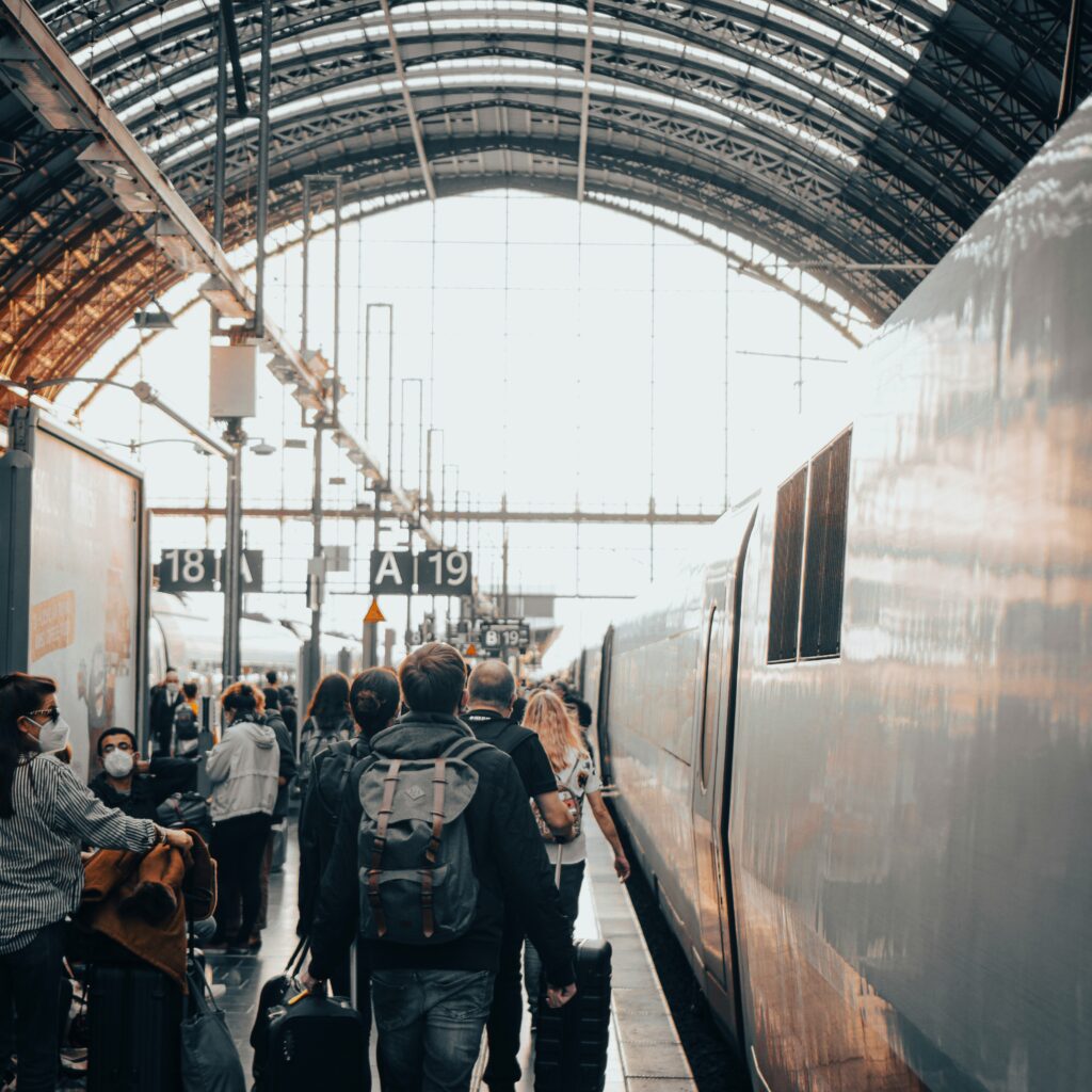 train gare rails voyage personnes foule gens