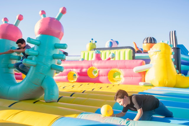 jeux structures gonflables moyenne