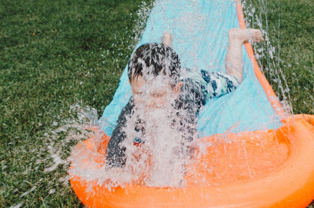 enfant activité nautique été eau